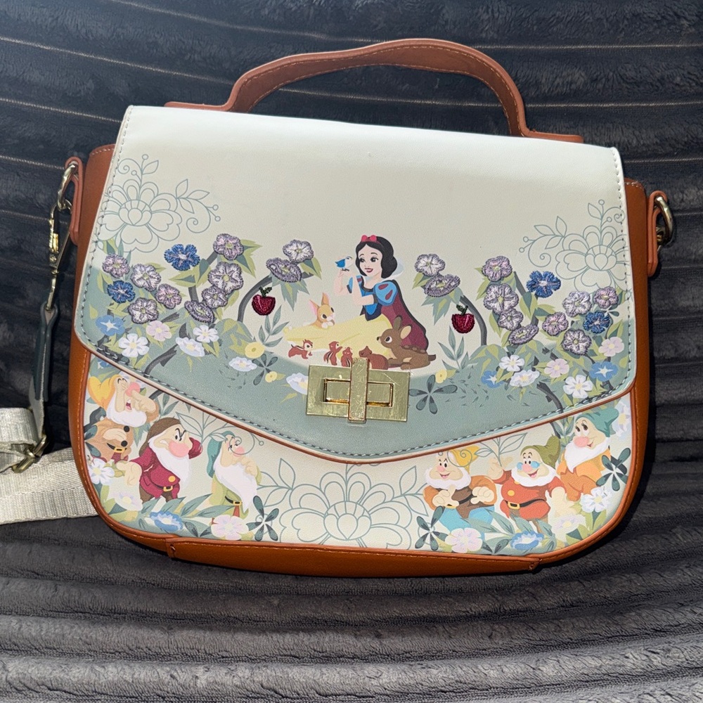 Disney Snow White a Lounge Fly Crossbody bag